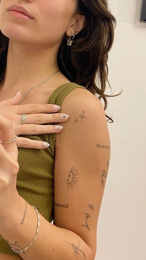 Almond Tattoo, Patchy Sleeve Tattoo Women, Ephemeral Tattoo, Liz Tomforde, Tattoo Spots, Petite Tattoos, Fotografi Vintage, Small Hand Tattoos, Classy Tattoos