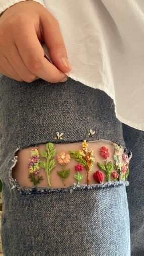 Needlework On Jeans, Fixing Jeans, Crochet Jeans, Jean Embroidery, Ropa Upcycling, Diy Jeans, Embroidery Lessons, Beautiful Braided Hair, Felt Embroidery