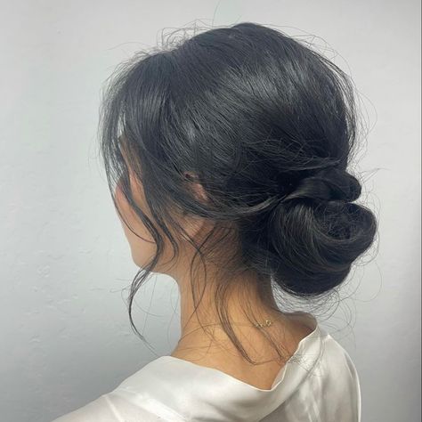 Low Bun Hairstyles With Bangs, Low Bun With Bangs, Bride Bun, Bun With Bangs, Low Messy Buns, Low Bun Hairstyles, Curly Bangs, Fresh Makeup, Flowers Decor