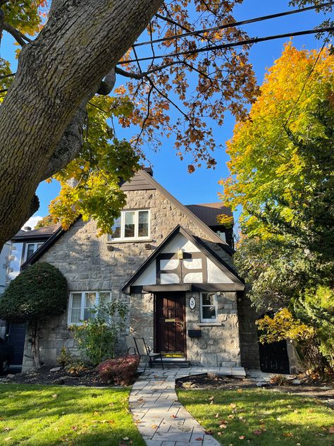 Canadian Homes Exterior, Canadian House Exterior, Canada Houses Toronto, Quebec Cottage, Houses In Canada, Houses Canada, Southern Cottage Homes, Canada Houses, Canada Homes