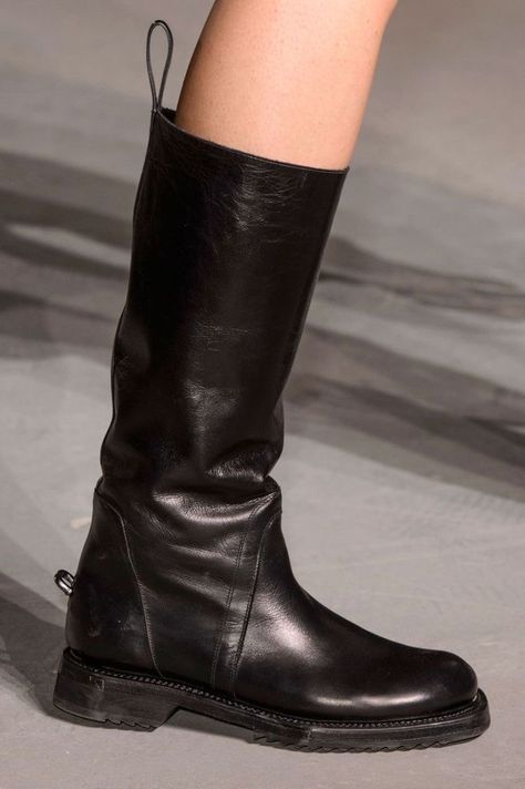 Women Boots Outfit, Aesthetic Shoes, Fashion Victim, Women Boots, Mode Inspo, High Fashion Street Style, Heeled Loafers, Boots Outfit, Fashion Week Spring