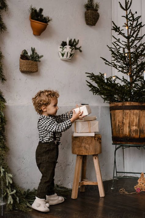 Kids Christmas Tree Photoshoot, Christmas Gift Ideas For Toddlers, Boy Christmas Tree, Pile Of Presents, Holiday Photos Outfits, Decorated Room, Baby Boy Winter Outfits, Christmas Child, Christmas Shoot