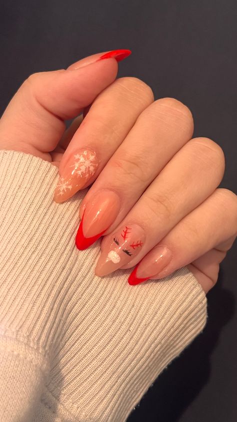 Holiday Nail Designs Winter French Tips, French Nail Christmas, Simple Almond Christmas Nails, Reindeer Nails Designs, Christmas Nails French Tip Holidays, Holiday Nail Designs Winter, Diy Christmas Nail Designs, Nagel Inspiration, Reindeer Nails