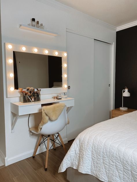 Vanity At End Of Bed, Small Make Up Table Ideas Bedrooms, Small Room Ideas King Bed, Small Bedroom With Vanity Ideas, Small Get Ready Station, Vanities For Small Bedrooms, Bedroom Ideas For Small Rooms King Bed, Small Rooms With King Size Beds, Makeup Vanity In Small Bedroom