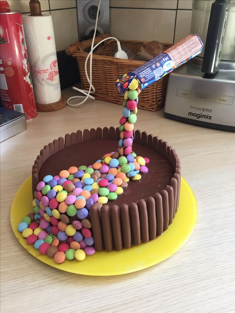 Birthday Cake Smarties, Smartie Cake, Smarties Cake, Gravity Cakes, Anti Gravity Cake, Lolly Cake, Cakes Decorated, Cookie Cake Pie, Gravity Cake