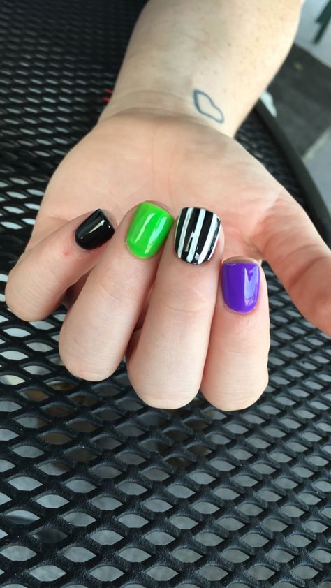 Halloween Color Nails Simple, Bettle Juice Nail Ideas Short, Gel Nail Designs For Halloween, Simple Bettle Juice Nails, Bettel Juice Nail, Short Beetlejuice Nails Simple, Kid Gel Nails Ideas, Beetlejuice Gel Nails, Beetleguese Nails