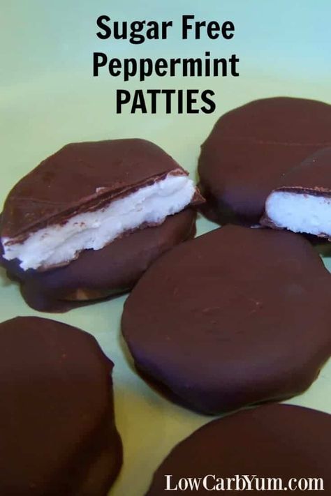 Sugar Free Peppermint Patties Candies - Easy Keto - Low Carb Yum Low Carb Candy, Raw Vegan Desserts, Fat Bomb Recipe, Raw Recipes, Raw Desserts, Raw Foods, Peppermint Patties, Free Candy, Raw Vegan Recipes