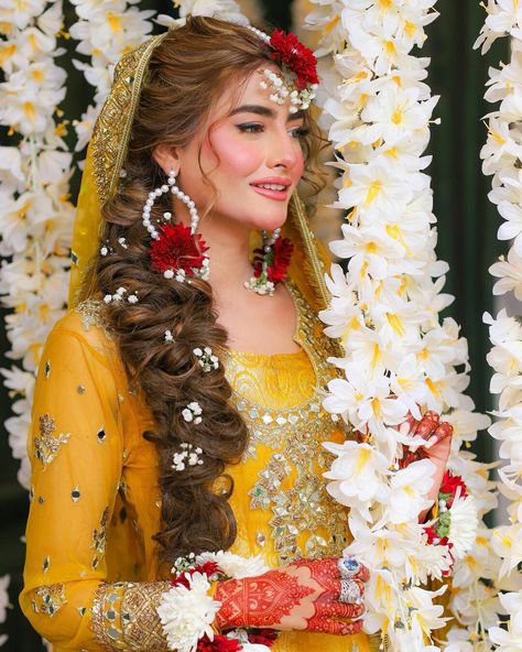 Hairstyles For Bride, Pakistani Makeup Looks, Pakistani Bridal Hairstyles, Mehndi Hairstyles, Pakistani Bridal Dress, Mehndi Style, Pakistani Bridal Makeup, Wedding Background Decoration, Bridal Hair Buns