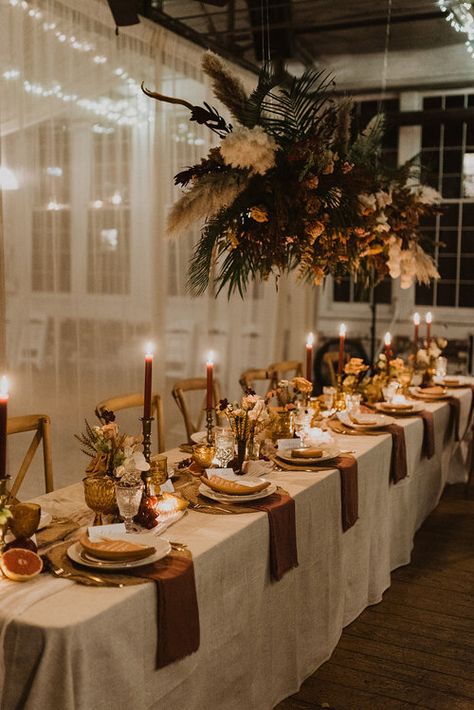 Rustic Wedding Decor Indoor, Warm Earth Tone Wedding, Wedding Reception Set Up, Romantic Boho Wedding Decor, Rustic Reception Decorations, Rust Wedding Ideas, Boho Wedding Tables, Boho Reception Decor, Boho Wedding Reception Decor