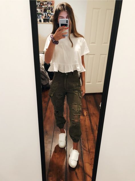 Fashion Outfits Teenage, Teenage Fashion, Cargo Pants, A Woman, Fashion Outfits, Mirror, Pants, White, Trousers