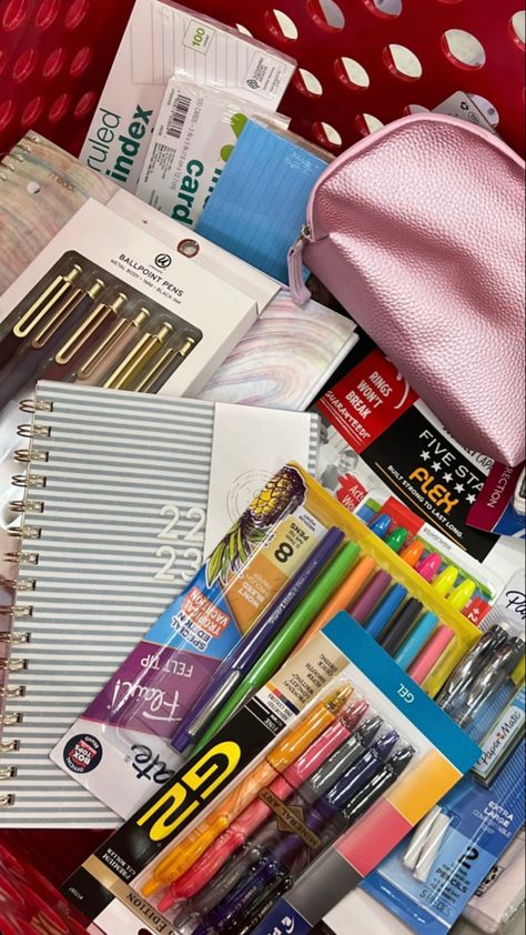 Aesthetic School Supplies Highschool, School Backpack Essentials, Pretty School Supplies, School Bag Essentials, School Supplies Shopping, Study Stationery, Cool School Supplies, Back To School Essentials, Cute School Supplies