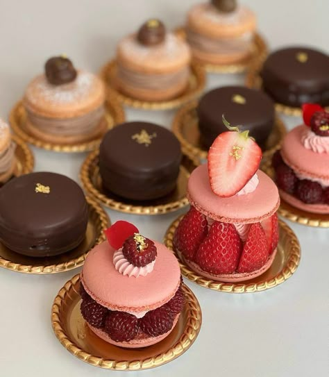 Chocolate Aesthetic, Macaron Tower, Macaron Cake, Smith Family, Small Cakes, Cakes And Pastries, Pretty Dessert, Think Food, Fancy Desserts