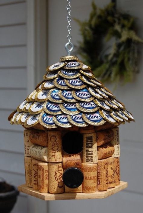 Wine Cork Birdhouse, Bottle Cap Projects, Cork Ideas, Wine Cork Projects, Hantverk Diy, Wine Cork Art, Diy Christmas Tree Topper, Bottle Cap Art, Cork Art