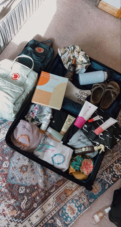 Road Trip Bag, Travel Packing Essentials, International Travel Essentials, Europe Travel Essentials, Travel Bag Essentials, Suitcase Organization, School Bag Essentials, Travel Essentials For Women, Suitcase Packing