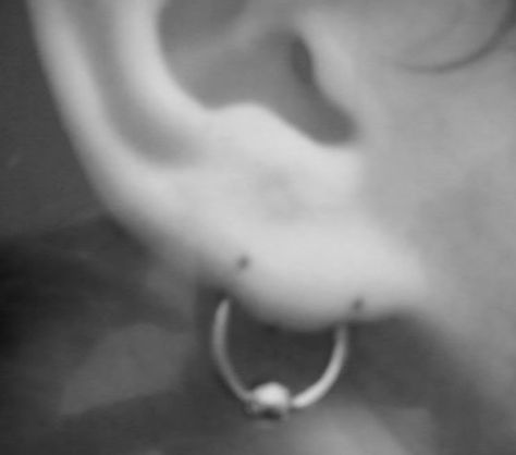 Am I the only one that finds this transverse lobe piercing so precious? Vertical Lobe Piercing, Transverse Lobe Piercing, Transverse Lobe, Different Piercings, Pretty Piercings, Reference For Drawing, Am I The Only One, Lobe Piercing, Piercings Jewelry