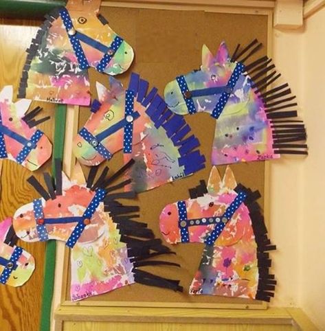 Horse craft idea for preschoolers After a fun day of spring party& horse theme crafts, this afternoon I set up one final craft for ... Horse Crafts Kids, Tissue Crafts, Rodeo Crafts, Wild West Crafts, Cowboy Crafts, Farm Animal Crafts, Tissue Paper Crafts, Western Crafts, Horse Camp