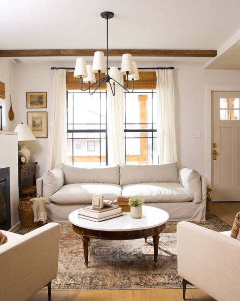 White Sofa Living, Sofa Apartment, White Sofa Living Room, Fresh Living Room, Boston Interiors, Living Room Redo, White Sofa, Country Living Magazine, Apartment Sofa