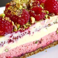 Raspberry Pistachio Mousse Cheesecake Pistachio Mousse, Pistachio Raspberry, Raspberry Pistachio, Mousse Cheesecake, Raspberry Mousse Cake, Pistachio Cheesecake, Lemon Cheesecake Recipes, Cheesecake Mousse, Raspberry Mousse