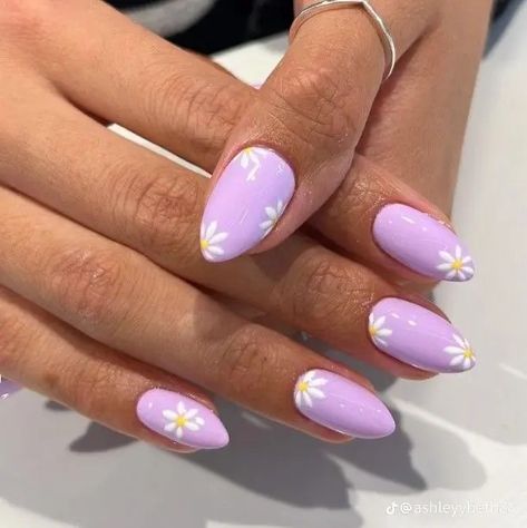 Gel Nail Inspo Spring, Purple Spring Nails With Flowers, Lavender Nails With Daisies, Winter Flower Nail Designs, Purple Nail Designs For Summer, Purple Nails White Flowers, Purple Nails With White Flowers, Easter Purple Nails, Colorful Daisy Nails