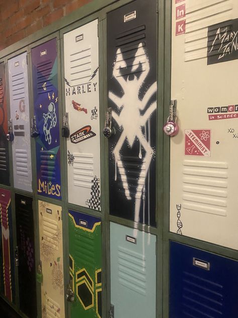 High School Locker Ideas, Aesthetic Locker Decor, School Locker Organization, High School Lockers, Locker Ideas, Diy Locker, Locker Organization, Performing Arts School, Locker Accessories