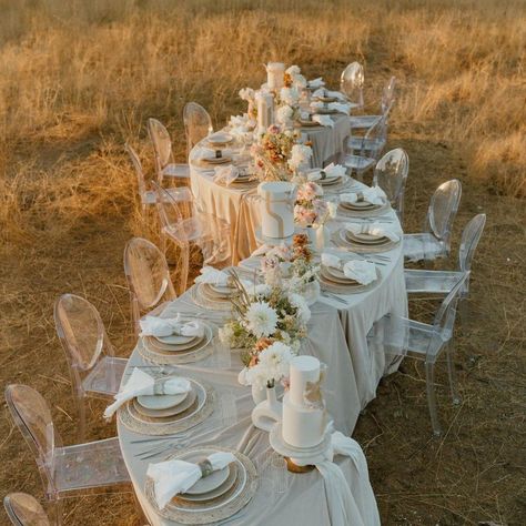 Curvy table with cream tablecloth, clear chairs, white flower bouquets {Photo: Emily Magers / Flowers: Layered Vintage} Tree Wedding Ceremony, Joshua Tree Wedding, Neutral Wedding Colors, Neutral Wedding, Table Set Up, Wedding Color Palette, Long Table, Desert Wedding, Green Wedding Shoes