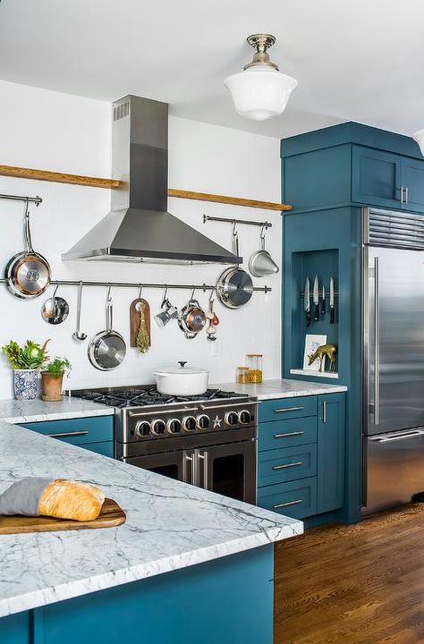 Eye-catching blue kitchen Organiser Cucina, Timeless Kitchen Design, Blue Kitchen Cabinets, Timeless Kitchen, Blue Cabinets, Kitchen Design Trends, Blue Kitchen, Kitchen Cabinet Colors, Transitional Kitchen