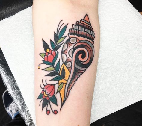 Shell And Flowers Tattoo, Old School Tattoo Style, Seashell Tattoos, Famous Tattoo Artists, Shell Tattoos, Traditional Style Tattoo, Finger Tats, Traditional Tattoo Sleeve, Old School Tattoo Designs