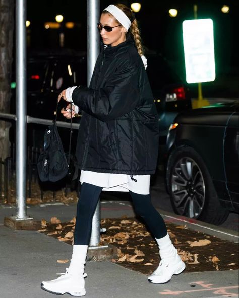 Winter Headband Outfit, Oversized Black Coat, Oversized Black Jacket, Bella Hadid Looks, Long White Shirt, Apartment In New York, Models Off Duty Style, Bella Hadid Outfits, Tiktok Outfits