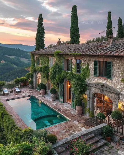 Tuscany House, Log Home Designs, Italian Lifestyle, Dream Life House, Italian Home, Countryside House, Mediterranean Home, Mediterranean Homes, Dream House Exterior