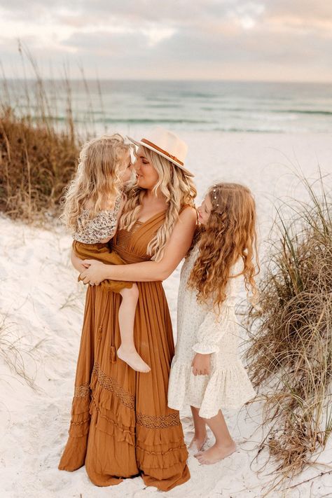 Family — Brianna Merritt Photography Beach Family Outfits, Boho Beach Pictures, Hawaii Photoshoot, Casual Family Photos, Summer Family Pictures, Spring Portraits, Family Photoshoot Outfits, Beach Family Photos, Family Picture Outfits