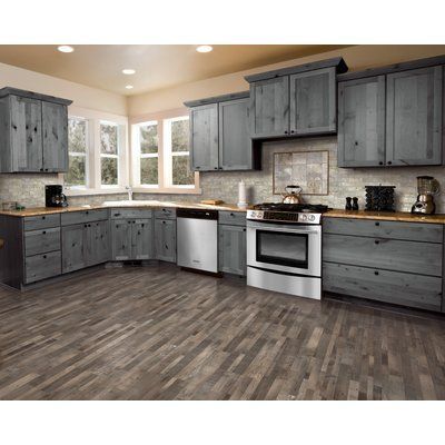 Pine Laminate Flooring, Kitchen Cabinet Trends, Classy Kitchen, Kitchen Renovations, Kitchen Cabinets Makeover, Classic Kitchen, Kitchen Remodel Idea, Laminate Flooring, Rustic Kitchen