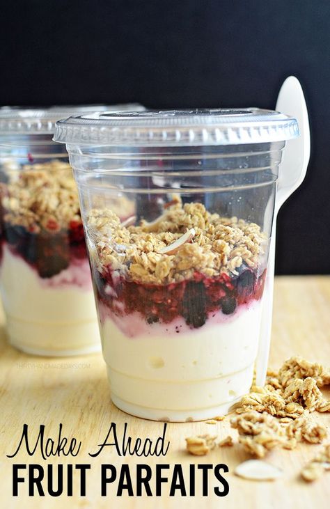 Fruit Parfaits, Breakfast Ideas Healthy, Fruit Parfait, Parfait Recipes, Grab And Go Breakfast, Yogurt And Granola, Fruit Breakfast, Breakfast On The Go, Make Ahead Breakfast