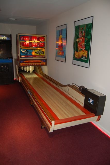 Home bowling alley? [Archive] - KLOV/VAPS Coin-op Videogame, Pinball, Slot Machine, and EM Machine Forums - Hosted by Museum of the Game & IAM Home Theater Paint Colors, Moodboard Office, Basement Color, Home Bowling Alley, Basement Colors, Basement Games, Man Cave Furniture, Sports Court, Home Game Room