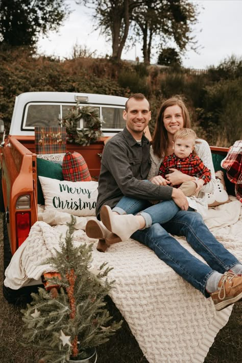 easy Christmas and Holiday family photoshoot Christmas Truck Pictures, Vintage Truck Photoshoot, Holiday Family Photoshoot, Holiday Family Outfits, Family Christmas Photoshoot, Christmas Mini Shoot, Bed Photography, Christmas Photography Family, Indoor Family Photos