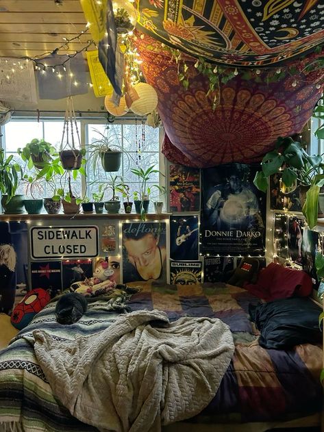 Cluttered Aesthetic, Therian School, Therian Bedroom, Cluttercore Room, Cluttercore Bedroom, Cluttered Bedroom Aesthetic, Jessica Aesthetic, Grunge Bedroom Ideas, Punk Bedroom