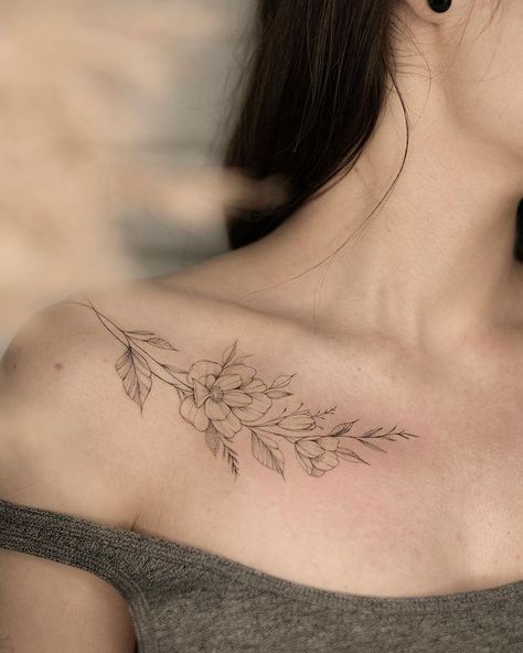 Tattoos On Women, Small Shoulder Tattoos, Animal Tattoo Ideas, Beautiful Flower Tattoos, Flower Tattoo Shoulder, Vine Tattoos, Forearm Tattoo Women, Shoulder Tattoos, Shoulder Tattoos For Women