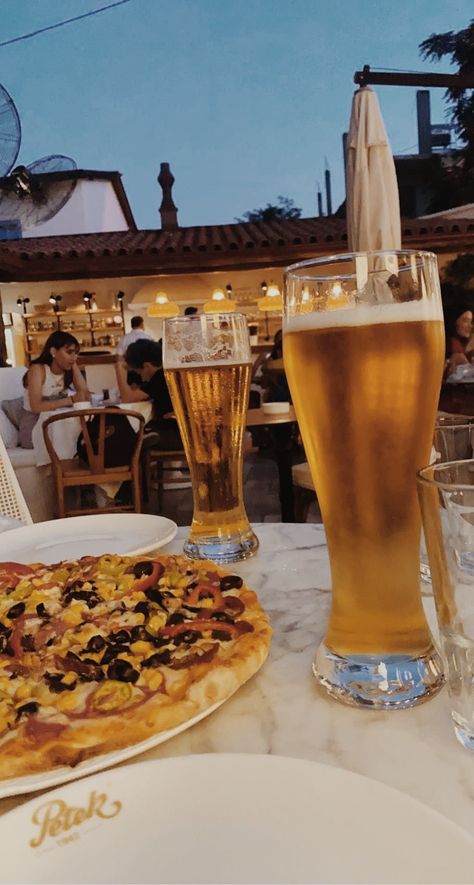 Beer Pizza And Beer Aesthetic, Italian Beer, Italian Theme, Pizza And Beer, Italian Pizza, Theme Wedding, Drinking Beer, Beer Glasses, Alcoholic Drinks