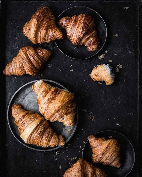 fresh baked croissants from three different renowned bakeries in San Francisco which were the contenders in yesterday’s croissant taste-off . anyone who knows me understands my love for croissants, so getting to do a blind croissant taste-off yesterday was literally a dream come true! Tasting the croissants blindfolded was a serious game changer that really heightened my senses in the best way possible . Yesterday’s contenders were: @arsicault_bakery @vivelatarte @neighborbakehouse . Moody Food Photography, Matcha Milk, Matcha Chocolate, Dark Food Photography, Dessert Photography, Chocolate Croissant, Dark And Moody, Dessert Bar, Coffee Photography