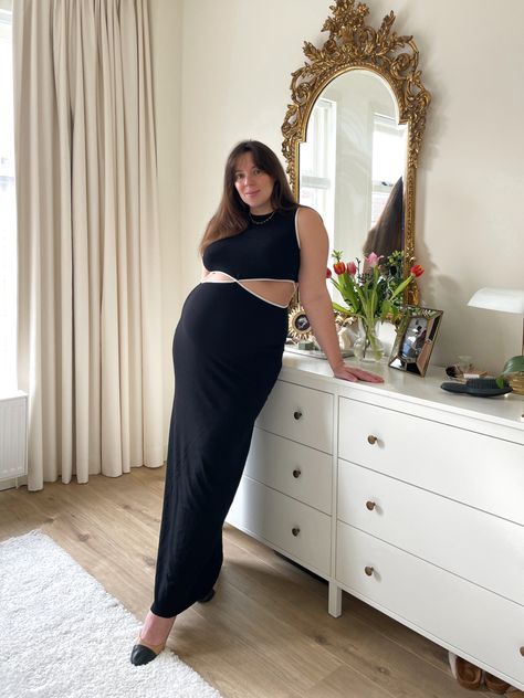 Pregnant woman in black dress 10 Weeks Pregnant Outfit, Maternity Aesthetic, Aesthetic Motherhood, 10 Weeks Pregnant, 40 Weeks Pregnant, Pregnant Outfit, Pregnancy Outfit, Pregnancy Style, Weeks Pregnant