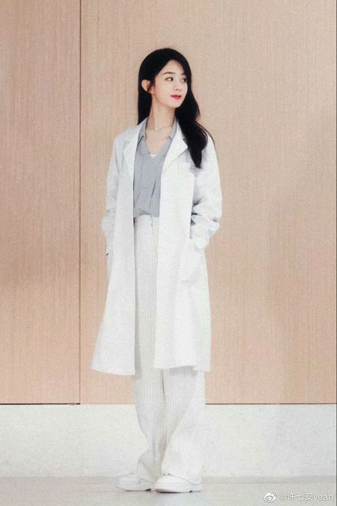 Doctor Work Outfit, Medical Student Outfit, College Outfits Indian, Fashion Trend Pattern, Girls Fasion, Doctor Coat, Girly Style Outfits, Doctor Outfit, Look Formal