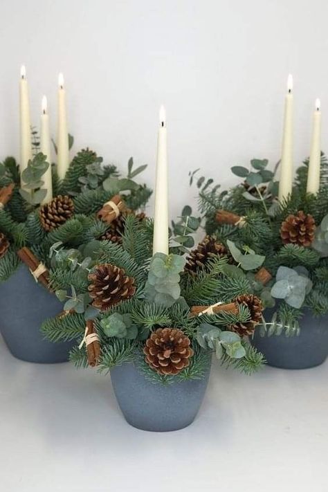 Christmas Foliage Table Decorations, Floral Christmas Decorations, Christmas Candle Arrangements, Christmas Floristry Ideas, Diy Christmas Centrepiece, Christmas Flower Arrangements Ideas, Christmas Floral Designs, Christmas Flower Decorations, Winter Floral Arrangements