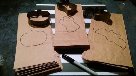 Lunch Bag Halloween Treat Bag, Paper Bag Halloween Treat Bags Diy, Halloween Paper Bag Treat Bags, Paper Bag Halloween Treat Bags, Diy Treat Bag, Halloween Treat Bags Diy, Halloween Cut Outs, Halloween Party Bags, Brown Paper Lunch Bags