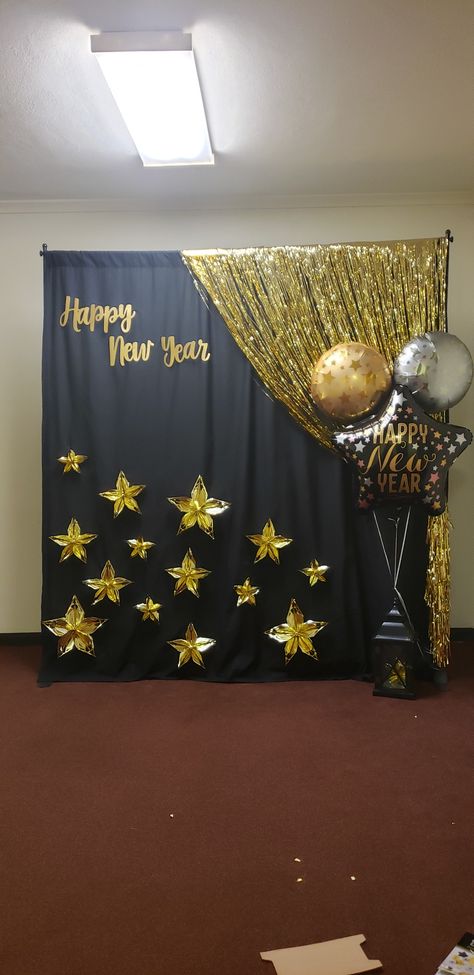 Graduation Backdrop Simple, Simple New Years Eve Decorations, Happy New Year Decoration Ideas, Graduation Backdrop Ideas Diy, Theme Decorations Ideas, Welcome Decoration Ideas, Stage Decoration Ideas, Backdrop Props, Graduation Party Backdrops