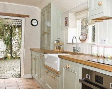 Colour Study: Farrow and Ball French Gray in interiors French Gray Kitchen, Cream Painted Kitchen Cabinets, Cream Country Kitchen, Farrow And Ball Kitchen, Grey Painted Kitchen, Kitchen Design Showrooms, Kitchen French, Colour Study, Modern Cupboard