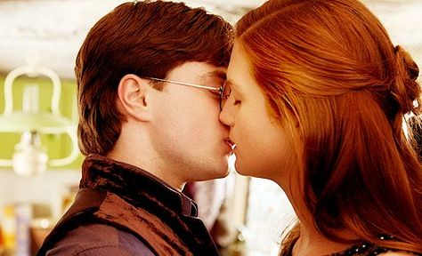 Ginny Weasley * Harry Potter Kiss Harry Potter Kiss, Harry Potter Couples, Harry Potter Ginny Weasley, Harry Potter Ginny, Citate Harry Potter, Stile Harry Potter, Weasley Harry Potter, Harry And Ginny, Buku Harry Potter