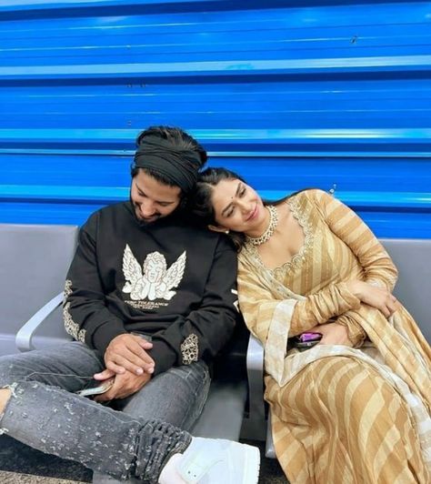 Gf Ideas, Sita Ramam, Dulquer Salmaan, Bollywood Aesthetic, 90s Bollywood Aesthetic, Mrunal Thakur, Friendship Video, Character Pictures, Stylish Photo