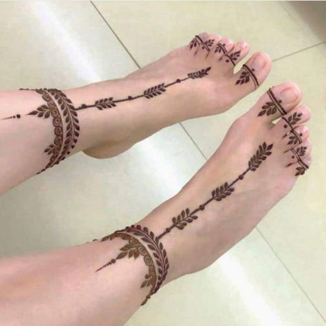 Creative Mehendi Designs, Tattoo Design Minimal, Feet Henna, Henna Tattoo Design, Henne Tattoo, Henna Style Tattoos, Henna Inspired Tattoos, Cute Henna, Leg Mehndi