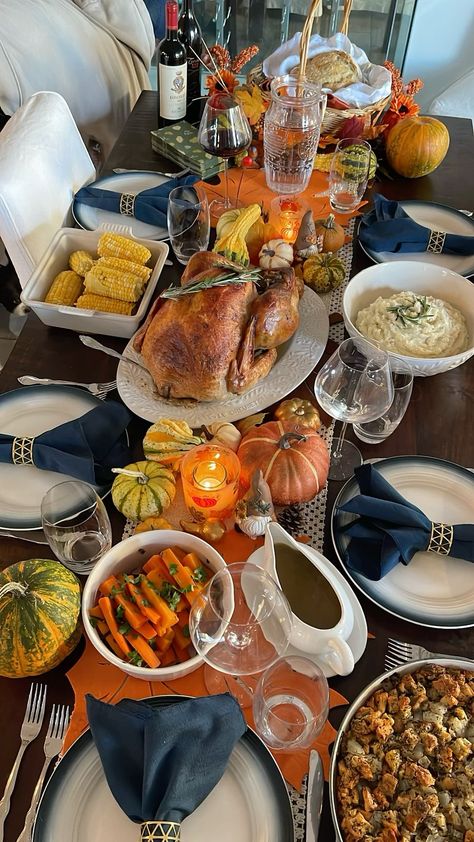 Thanksgiving In Florida, Thanksgiving Countertop Buffet, Classic Thanksgiving Table, Thanksgiving Table Settings With Food, Formal Thanksgiving Table, Thanksgiving Mood Board, Thanksgiving Aesthetic Photography, Thanksgiving Food Table Display, Thanksgiving Dinner Aesthetic