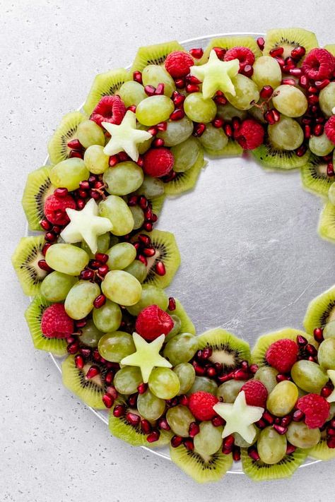 Christmas Fruit Wreath Cheese Board Appetizers, Christmas Fruit Pizza, Holiday Fruit Platter, Board Appetizers, Holiday Cheese Board, Christmas Fruit Salad, Christmas Veggie Tray, Christmas Potluck, Christmas Boards