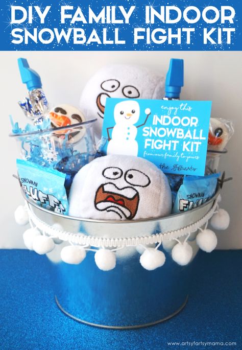 This Indoor Snowball Fight Kit with Free Printable Tag is the perfect gift for a night of family fun! Family Night Basket, Family Game Night Gift Basket, Game Night Gift Basket, Indoor Snowballs, Bucket Gifts, Game Night Gift, Christmas Gift Baskets Diy, Kids Gift Baskets, Themed Gift Baskets